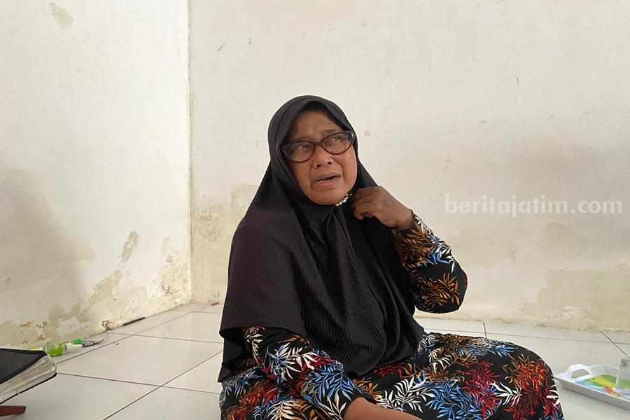 Nurul Afini (49) ibunda dari FAH seorang istri yang tewas karena digorok oleh mertuanya sendiri. (Foto/ist)