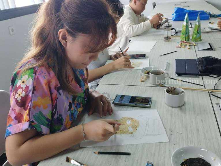 Mahasiswa Universitas Ciputra Surabaya Melukis Pakai Ampas Kopi kampus