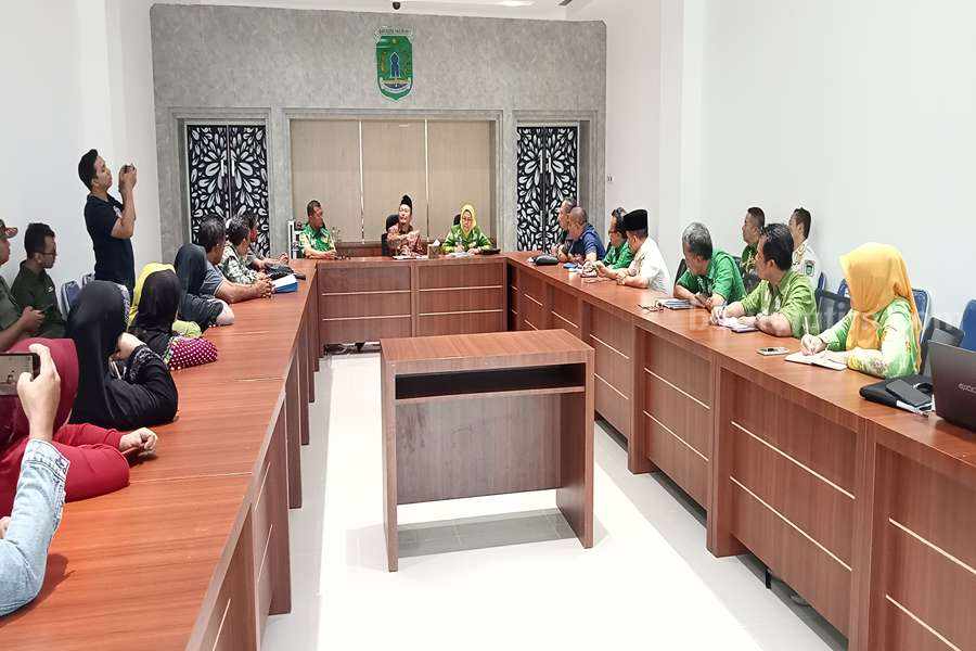 Sejumlah pedagang Pasar Gondanglegi saat melakukan audiensi dengan PJ Bupati Pasuruan, Andriyanto.