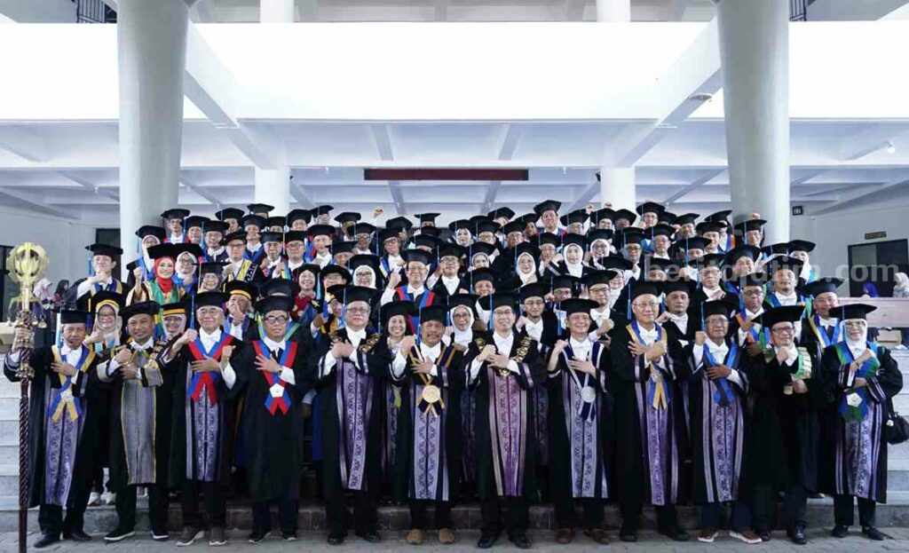 Pengukuhan 27 profesor baru ITS Surabaya.