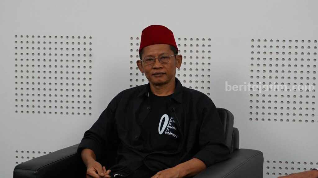 Caption: Ketua Jaringan Arek Ksatria Airlangga (JAKA), Teguh Prihandoko - (beritajatim/ Rahardi J Soekarno)