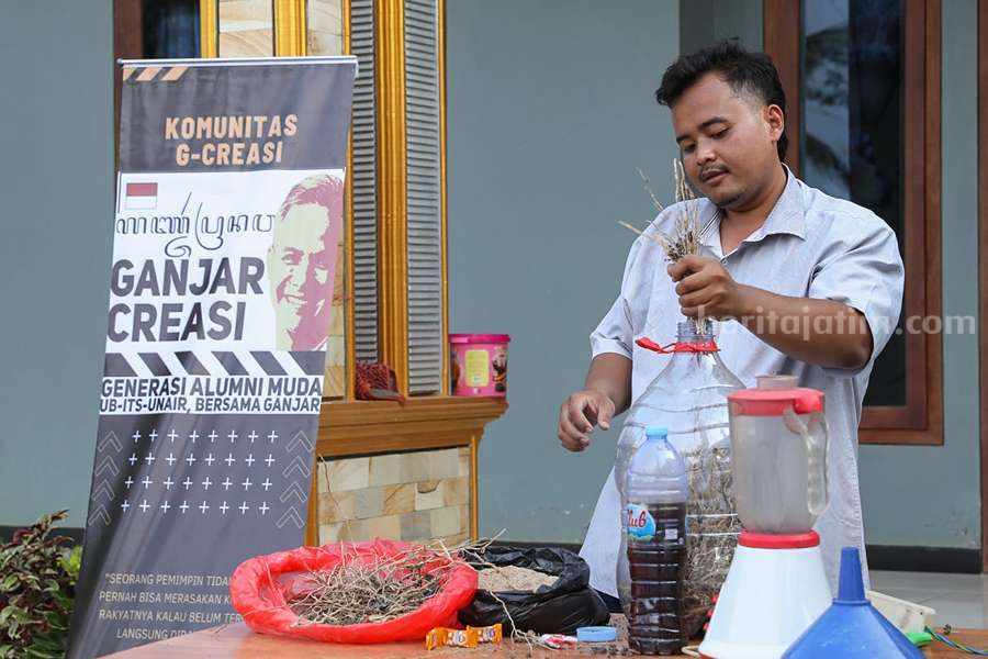 Sukarelawan Ganjar Creasi mengedukasi petani. (Rahardi JS)