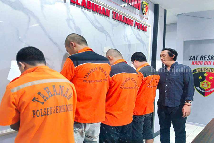Bandit Curanmor yang beraksi di berbagai daerah di Jawa Timur saat di Polres Pelabuhan Tanjung Perak. (Foto/ist)