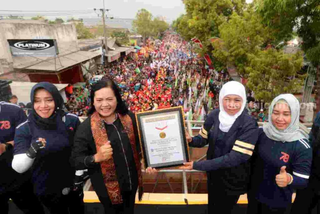 Gubernur Jawa Timur Khofifah Indar Parawansa saat menerima Rekor MURI. [Foto : ist]