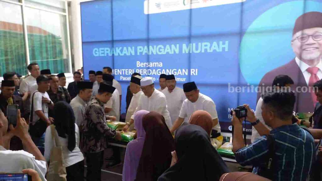 Mendag Zulhas: Jaga Persatuan dan Kesatuan di Pemilu 2024 Mendag Zulhas saat kunjungan ke Institut KH Abdul Chalim di Desa Bendunganjati, Kecamatan Pacet, Kabupaten Mojokerto. (Foto : istimewa)