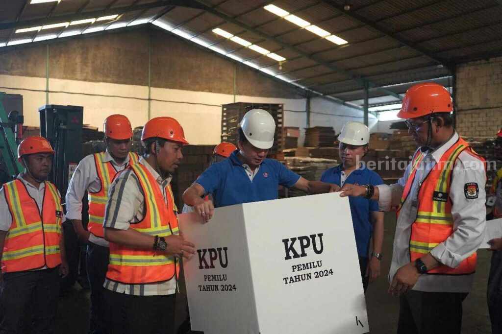 KPU Pesan 1 Juta Kotak dan Bilik Suara dari Intan Ustrix Gresik Deputi Bidang Dukungan Teknis Komisi Pemilihan Umum (KPU) RI, Eberta Kawima (kanan) saat meninjau produksi kotak dan bilik suara di industri Gresik
