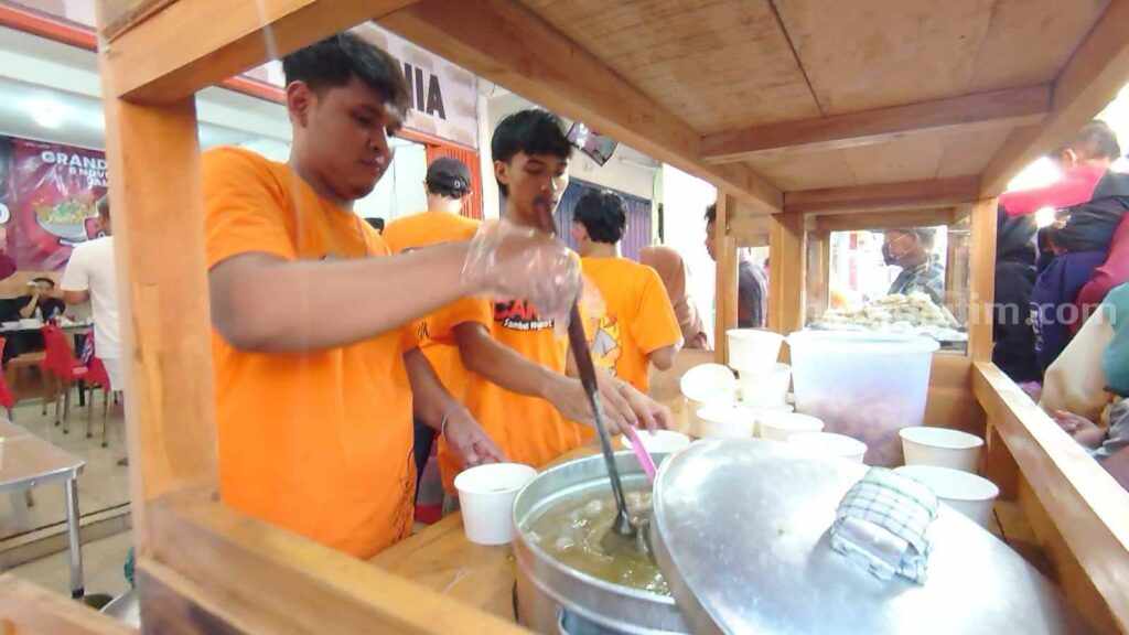 Warga Gresik Serbu Bakso Gratis di Manyar Bakso