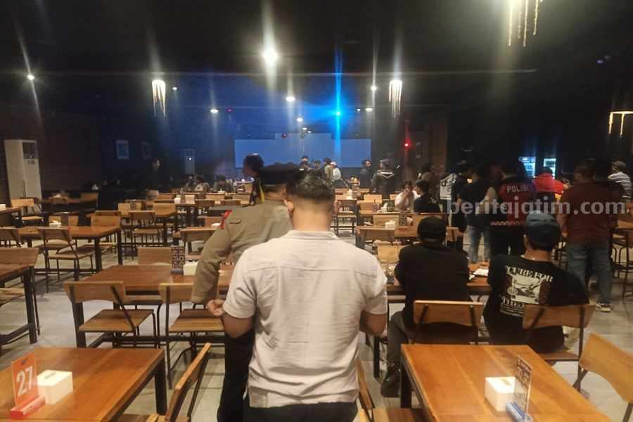 Chug Bar Wiyung saat dirazia petugas gabungan, Minggu (05/11/2023). (Foto/istimewa)