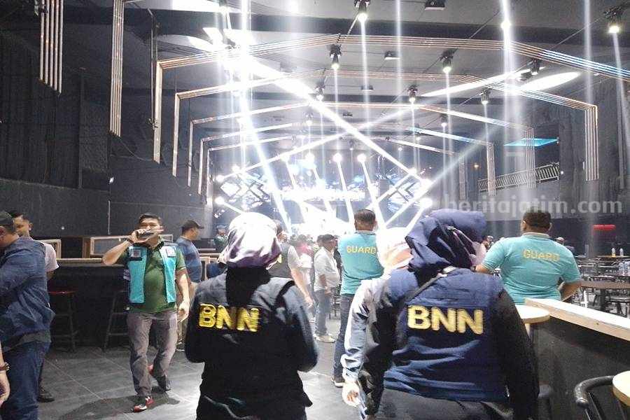 Petugas gabungan saat melakukan tes urine dan pengecekan izin di Paradise Club.