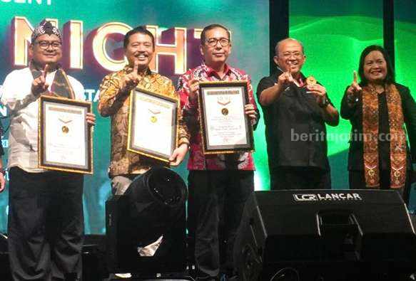 IDI Berhasil Pecahkan 4 Rekor MURI di HUT ke-73 Penyerahan penghargaan dari MURI kepada PB IDI saat Peringatan HUT ke-73 IDI.