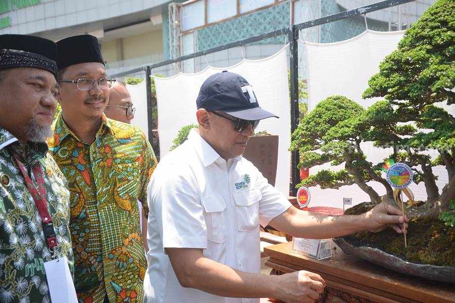 Bupati Gus Muhdlor dan Ketua Umum PPBI Erwin Lismar mendampingi Menteri Koperasi dan Usaha Kecil Menengah (UKM) Teten Masduki