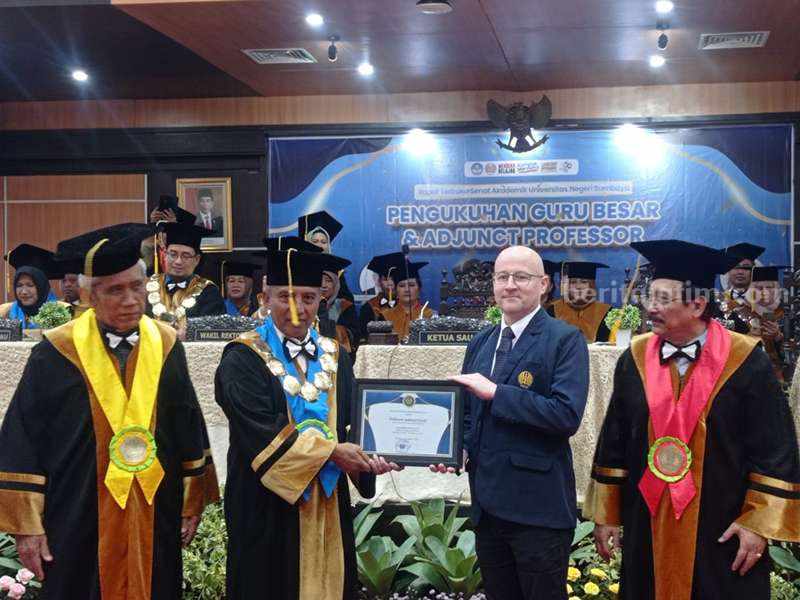 Unesa Kukuhkan Guru Besar dan Adjunct Professor dari Luar Negeri Pengukuhan guru besar dan adjunct professor di Unesa.