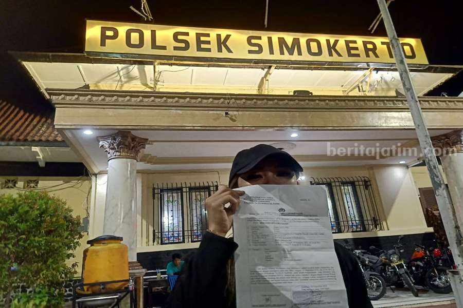 DK saat melapor ke Polsek Simokerto, Senin (06/11/2023) malam. (Foto/anggadia).