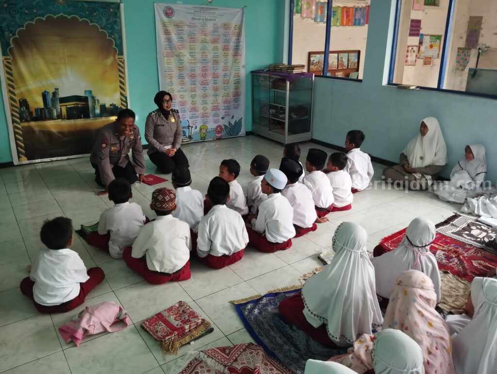 Anggota Polres Malang, sosialisasi bahaya bullying di SDIT Insan Mulia, Desa Lumbangsari, Kecamatan Bululawang, Kabupaten Malang, Selasa (7/11/2023).