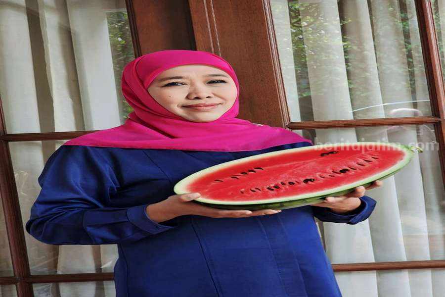 Gubernur Khofifah bawa semangka.