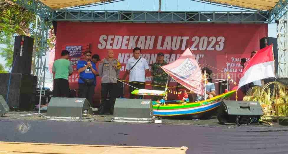 Pembukaan sedekah laut atau larung saji di Kelurahan Karangsari Tuban.[foto: Diah Ayu/beritajatim.com]