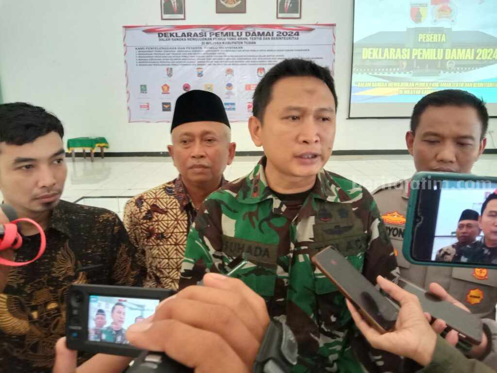 Dandim 0811 Tuban saat diwawancarai oleh awak media usai Deklarasi Pemilu Damai 2024. [Foto:Diah Ayu/beritajatim.com]