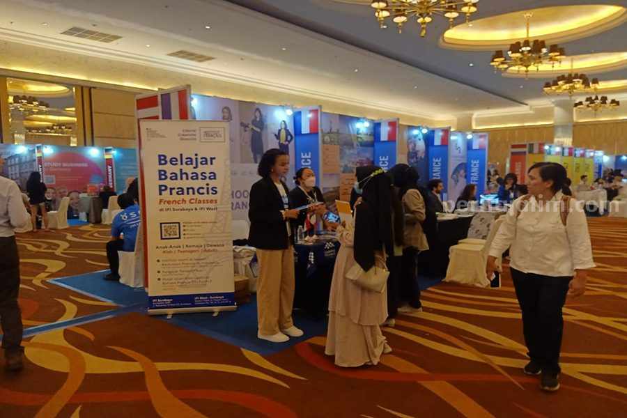Salah satu Volunter dari Prancis saat menjelaskan informasi beasiswa dan kehidupan perkuliahan di Eropa, Rabu (08/11/2023). (Foto/Anggadia).