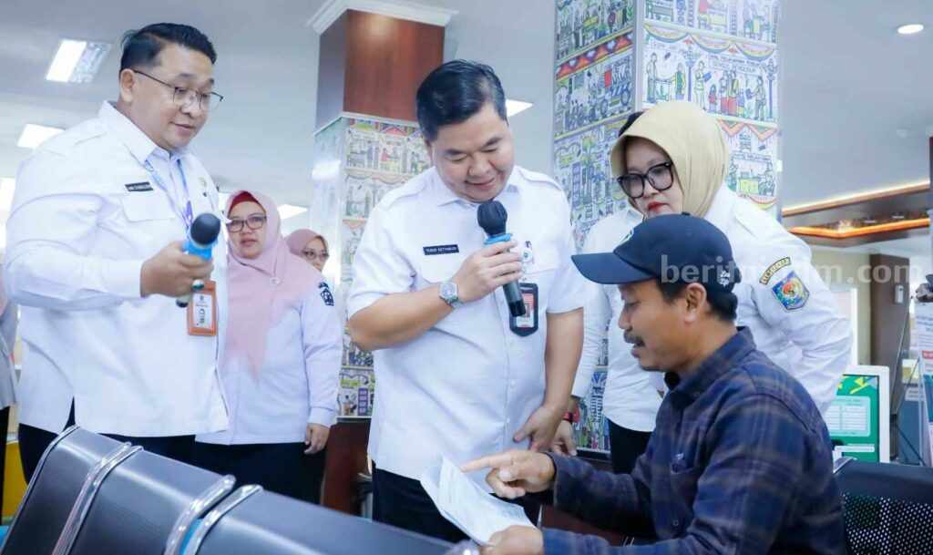 Dirjen Kependudukan dan Pencatatan Sipil Kemendagri Sidak di Gresik, Berikut Temuannya Foto Dirjen Kependudukan dan Pencatatan Sipil Kemendagri Teguh Setyabudi (baju putih) saat menyapa warga yang sedang mengurus e-KTP di MPP Gresik.