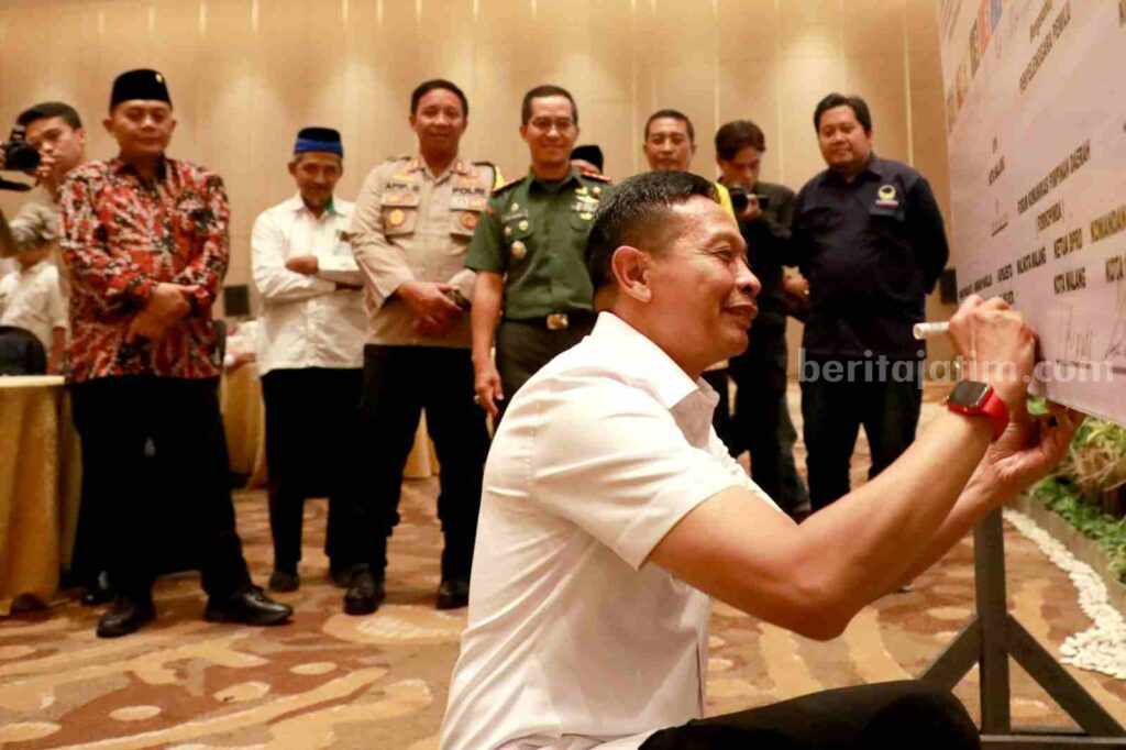 Pj Wali Kota Malang, Wahyu Hidayat menandatangani Deklarasi Pemilu Damai Tahun 2024. (Bagian Protokol dan Komunikasi Pimpinan Sekretariat Daerah Kota Malang)