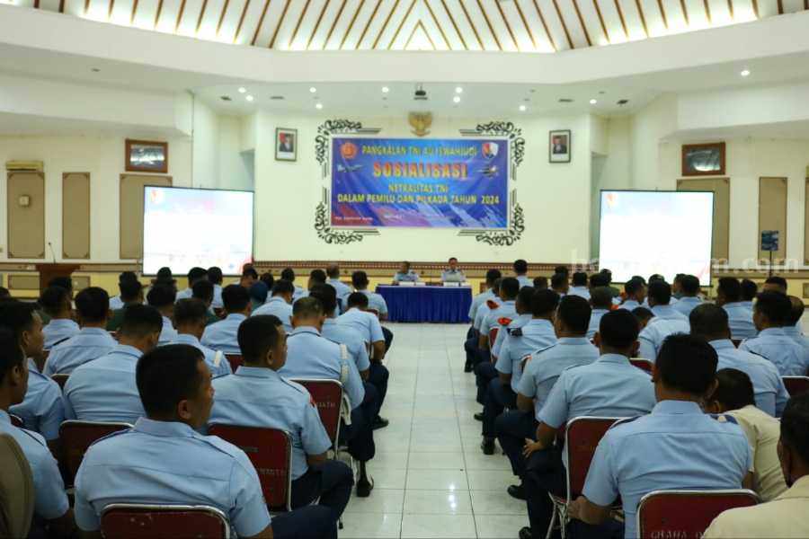 Kabiddukum Babinkum TNI Kolonel Kum Agus Suprapto saat melaksanakan kegiatan sosialisasi mengenai buku saku Netralitas TNI.