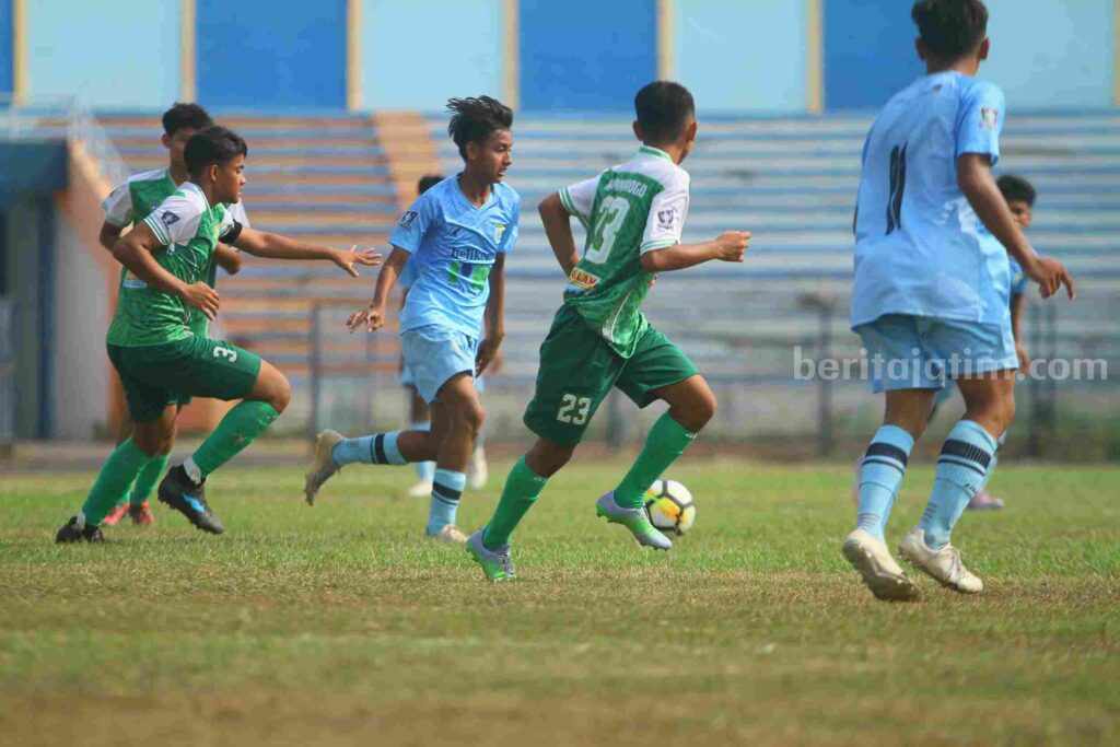 Laga Persela U-17 versus PSHW Ponorogo di Stadion Surajaya Lamongan.