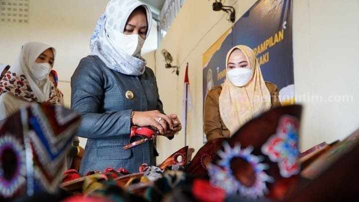 Wali Kota Mojokerto Ika Puspitasari didampingi Kepala Diskoukmperindag Kota Mojokerto, Ani Wijaya saat meninjau hasil karya dari peserta pelatihan Peningkatan Keterampilan Membuat Alas Kaki di Gedung Workshop Alas Kaki Surodinawan, Kecamatan Prajurit Kulon beberapa waktu lalu. [Foto : dok]