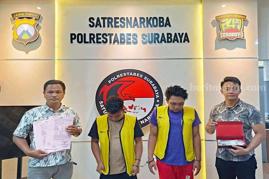 Kakak-Adik di Tambaksari Surabaya Kompak Jual Sabu RP (28) dan SA (24) saat diamankan oleh petugas Satres Narkoba Polrestabes Surabaya.