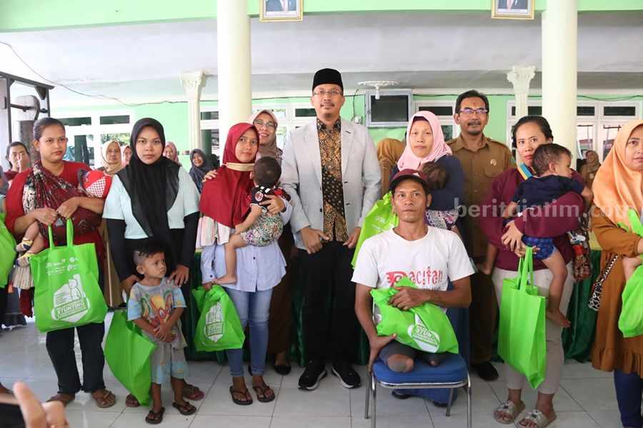 Cegah Stunting, 20.299 KK di Sidoarjo Terima Bantuan Daging dan Telur Ayam Bupati Sidoarjo H. Ahmad Muhdlor Ali (Gus Muhdlor) bersama warga penerima bantuan daging dan telur ayam