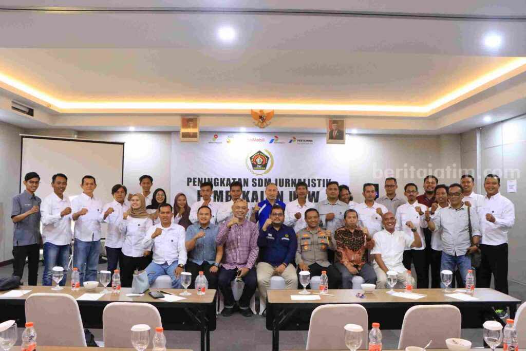 Ketua Dewan Kehormatan dan Wakil Bidang Organisasi PWI Jatim, Kapolres Tuban Public Affair Supervisor ExxonMobil Cepu Limited, Human Resources at SKK Migas dan Kejaksaan Negeri (Kejari) Tuban. saat berfoto bersama peserta UKW.