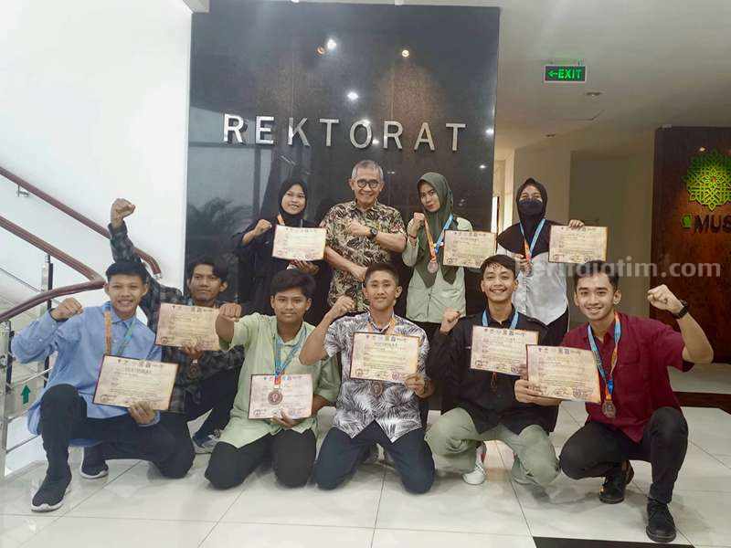 Mahasiswa Unusa Borong 12 Medali di Kejuaraan Pencak Silat Tingkat Nasional Para atlet pencak silat Unusa peraih medali di ajang Majapahit Heroes Fighting Competition.