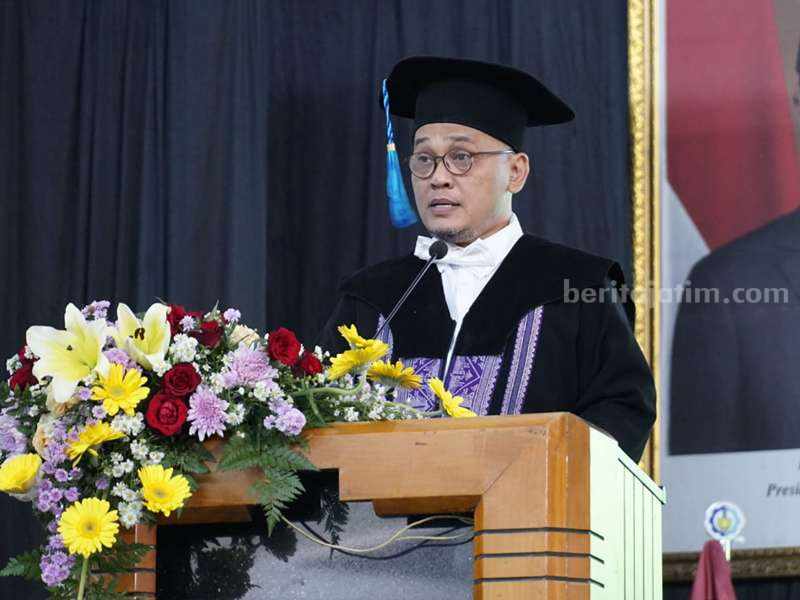 Caption: Prof Sungging Pintowantoro ST MT PhD Eng memaparkan orasi ilmiahnya.