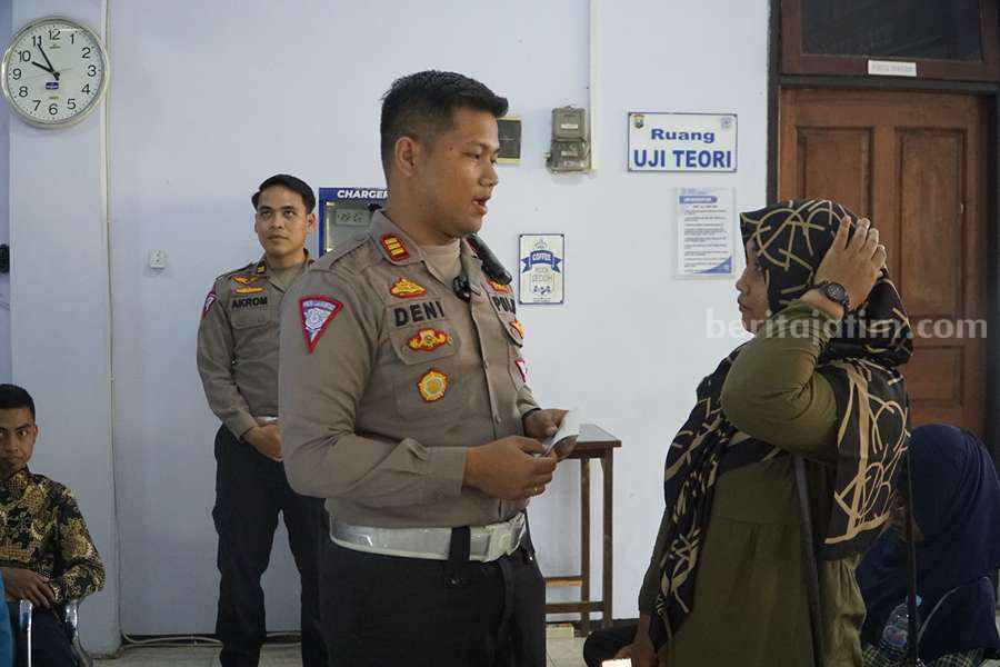 Kasatlantas Polres Pasuruan, AKP Deny Eko Prasetyo saat melakukan tanya jawab dengan warga.