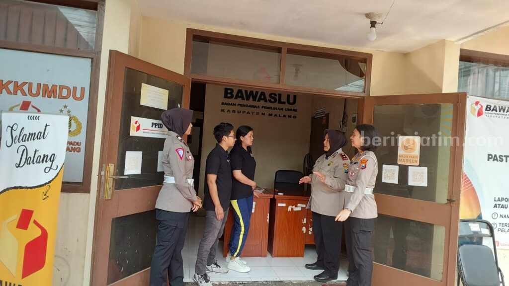 Polwan Polres Malang AKP Agnis Juwita yang juga Kasatlantas, mengunjungi Kantor Bawaslu Kabupaten Malang, Jumat (10/11/2023).