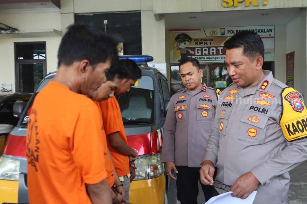 Bapak dan anak penjual sabu di Bangkalan saat diamankan polisi (Foto: Zamachsari/beritajatim.com)