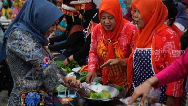 Wali Kota Mojokerto, Ika Puspitasari saat meninjau para peserta Festival Nasi Bakar di Pekan Budaya Majapahit 2023 di Lapangan Surodinawan, Kecamatan Prajurit Kulon, Kota Mojokerto. [Foto : ist]