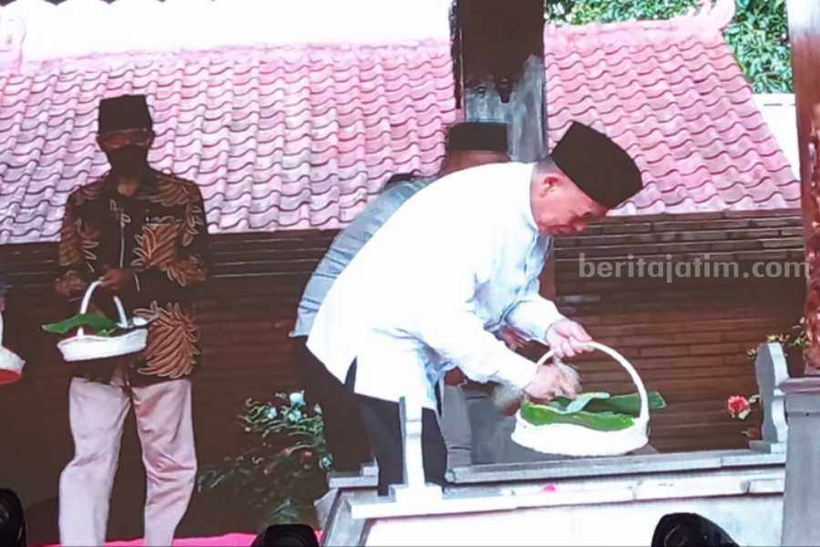 Caption: Ketua DPRD Jatim Kusnadi saat berziarah di Makam Gubernur Suryo Makam Sasono Mulyo Jalan Salak Kelurahan Kepolorejo Kecamatan/Kabupaten Magetan pada Sabtu (11/11/2023).