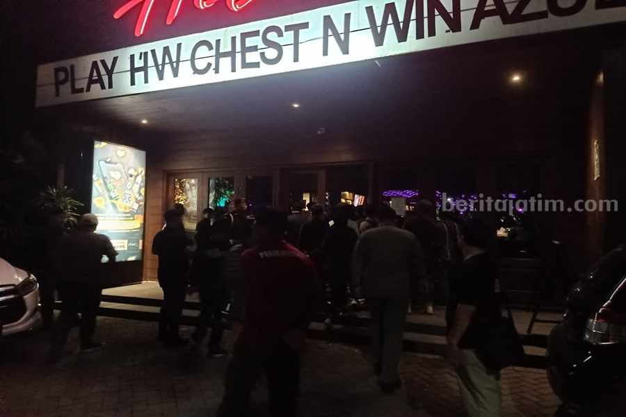Petugas gabungan saat merazia HW Helen's Live Bar Kertajaya, Minggu (12/11/2023). (Foto/Anggadia)