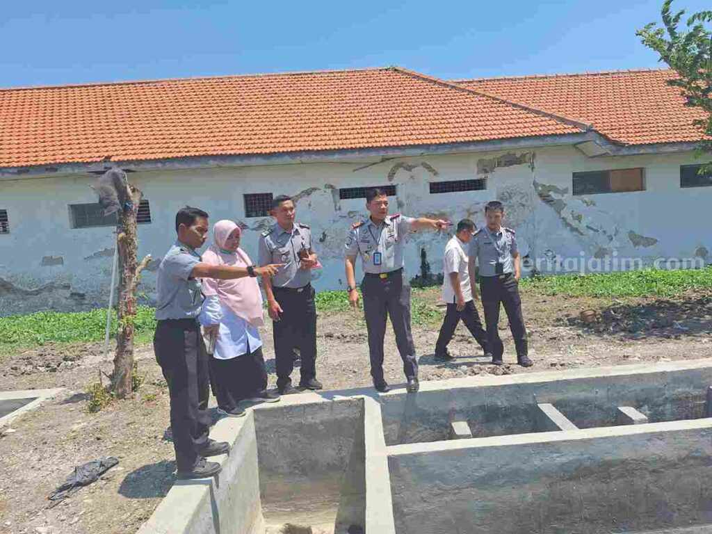 Kepala Lapas Lamongan beserta jajaran saat memantau kondisi saluran air di lapas setempat