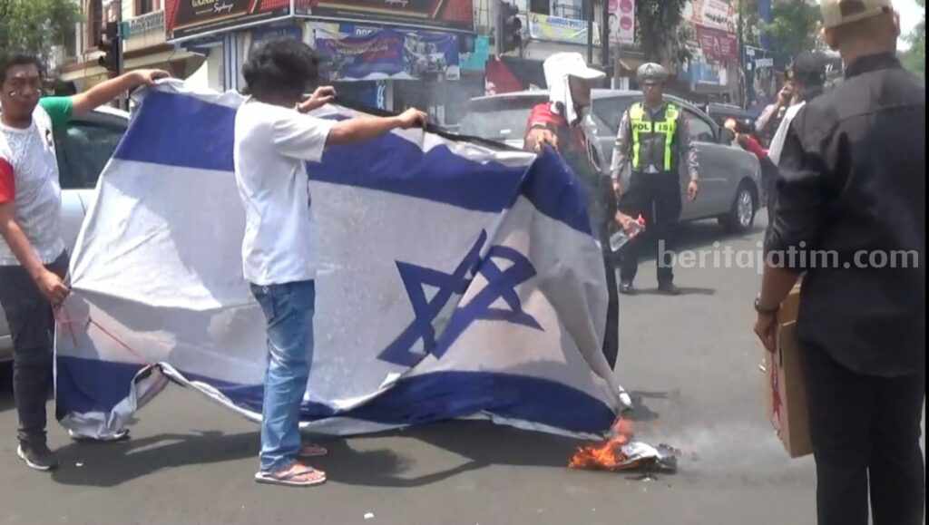 Organisasi Arek Kepanjen, Kabupaten Malang, membakar bendera zionis Israel saat penggalangan dana kemanusiaan Save Palestina, Minggu (12/11/2023).
