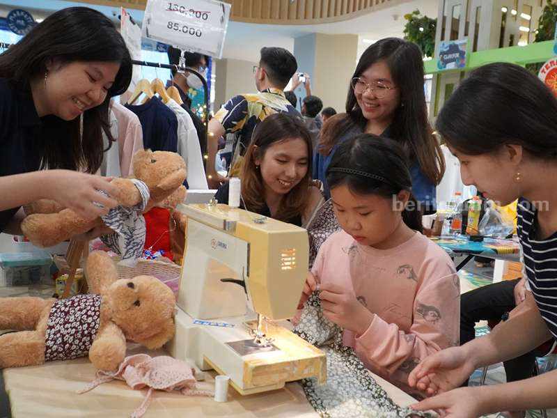 Tim My Teddle saat memberikan workshop menjahit baju boneka kepada salah satu pengunjung.
