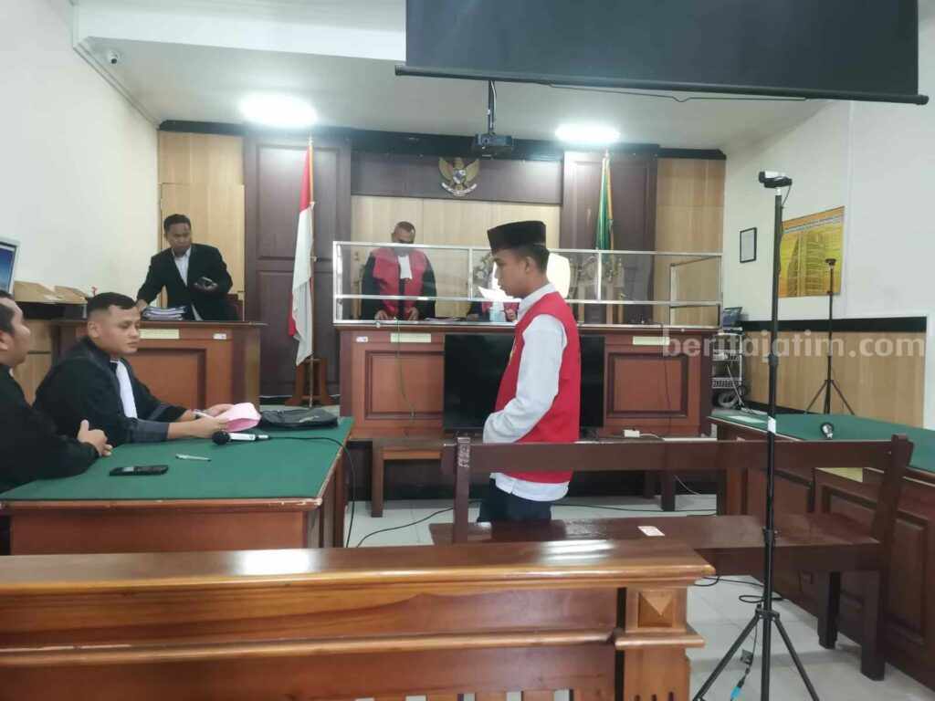 Terdakwa kasus penganiayaan soal utang piutang saat menjalani sidang.
