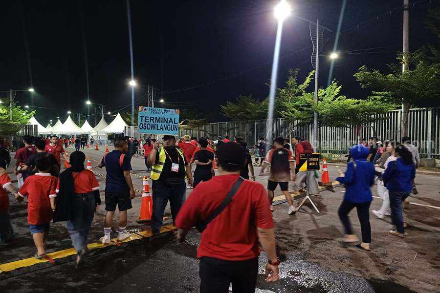 Petugas Ubah Sistem Kepulangan Suporter Piala Dunia U17 di Surabaya Petugas yang berjaga di salah satu jalur. Tidak nampak ada supporter yang keleleran dalam laga kedua Timbas Indonesia berlaga di Piala Dunia U17, Senin (13/11/2023).