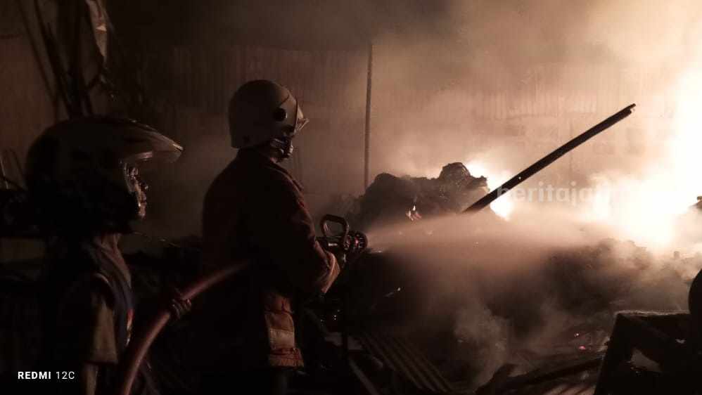 Caption : Petugas Damkar BPBD Kabupaten Mojokerto memadamkan api di gudang pengecoran almunium di Dusun Pandansili, Desa Wonorejo, Kecamatan Trowulan, Kabupaten Mojokerto. [Foto : ist]
