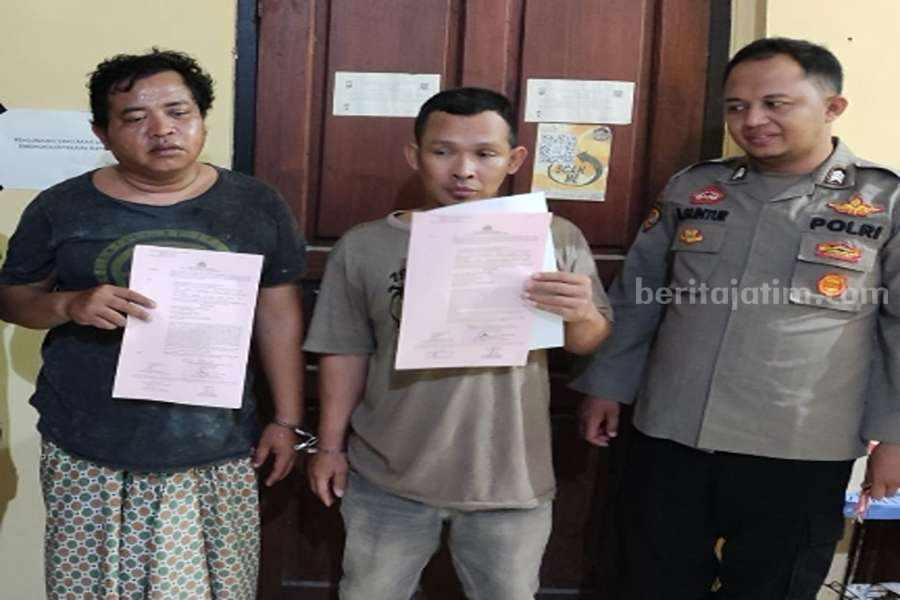 Kedua pelaku pengedar narkoba setelah diamankan Satresnarkoba Polres Pasuruan.