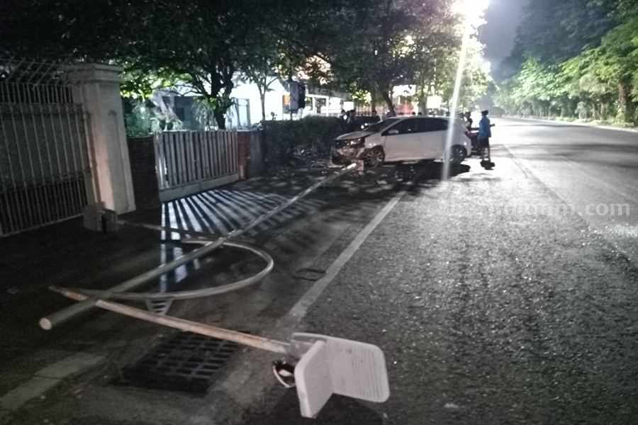 Lampu Jalan Diponegoro yang ditabrak oleh 3 remaja mabuk dari Shelter Club Surabaya, Selasa (14/11/2023) dini hari. (Foto/Anggadia).