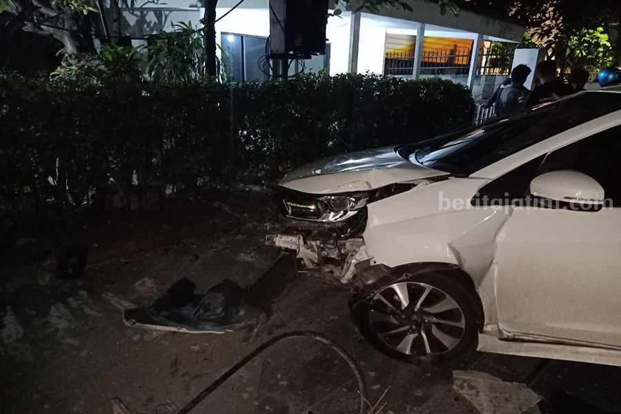 Petugas Temukan Seragam Polisi dalam Mobil Tabrak Tiang PJU Jalan Diponegoro Mobil Honda Brio Putih yang dikendarai oleh Amik dan dua teman perempuannya menabrak lampu Jalan Diponegoro hingga roboh, Selasa (14/11/2023) dini hari. (Foto/Anggadia).