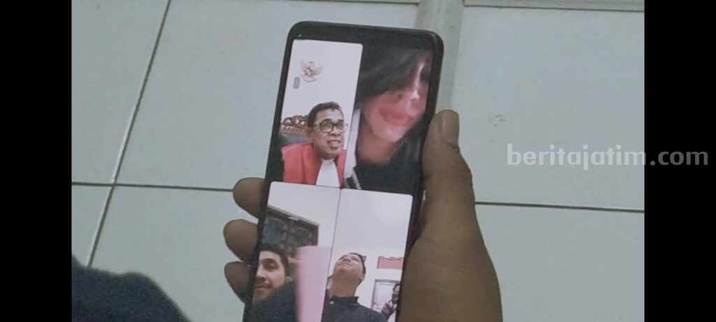‘Nikita Mirzani’ Diadili di PN Surabaya Gara-gara Michat