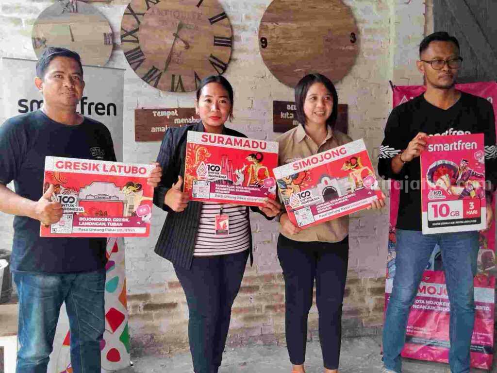 Regional Brand dan Marketing North East Java Smartfren, Ales Shella Hadysara (kanan) saat bertemu media di Mojokerto. [Foto : Misti/beritajatim.com]