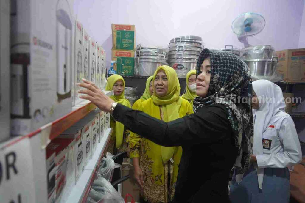 Bupati Mojokerto Ikfina Fahmawati saat menghadiri Sosialisasi Legalitas Usaha dan Pemberdayaan Usaha Mikro di Aula Kantor Kopwan Kencono Wungu, Dusun Sroyo, Desa Dlanggu, Kecamatan Dlanggu, Kabupaten Mojokerto. [Foto : ist]